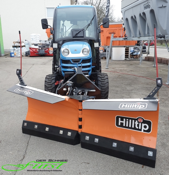 HILLTIP SnowStriker VTR Schneepflug in Orange an einem Klein-Traktor